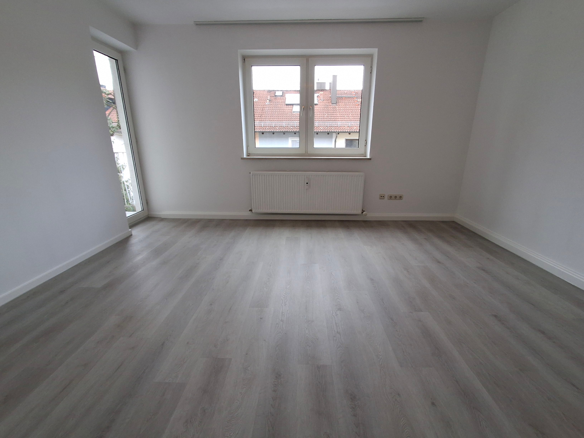 Komplett sanierter Wohnraum — neuer Boden, frische Wände, übergabefertig