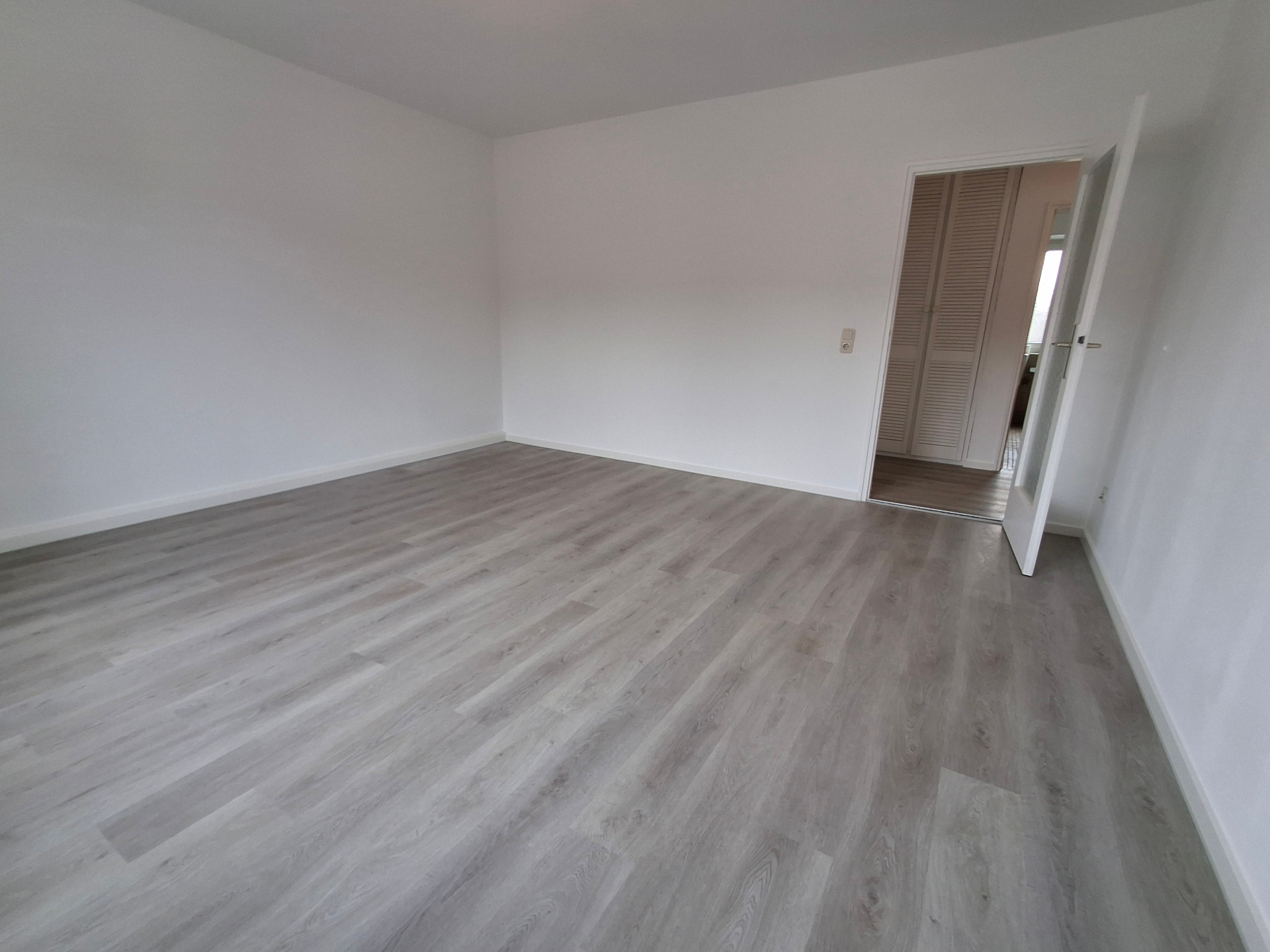 Zimmer mit Türzarge
